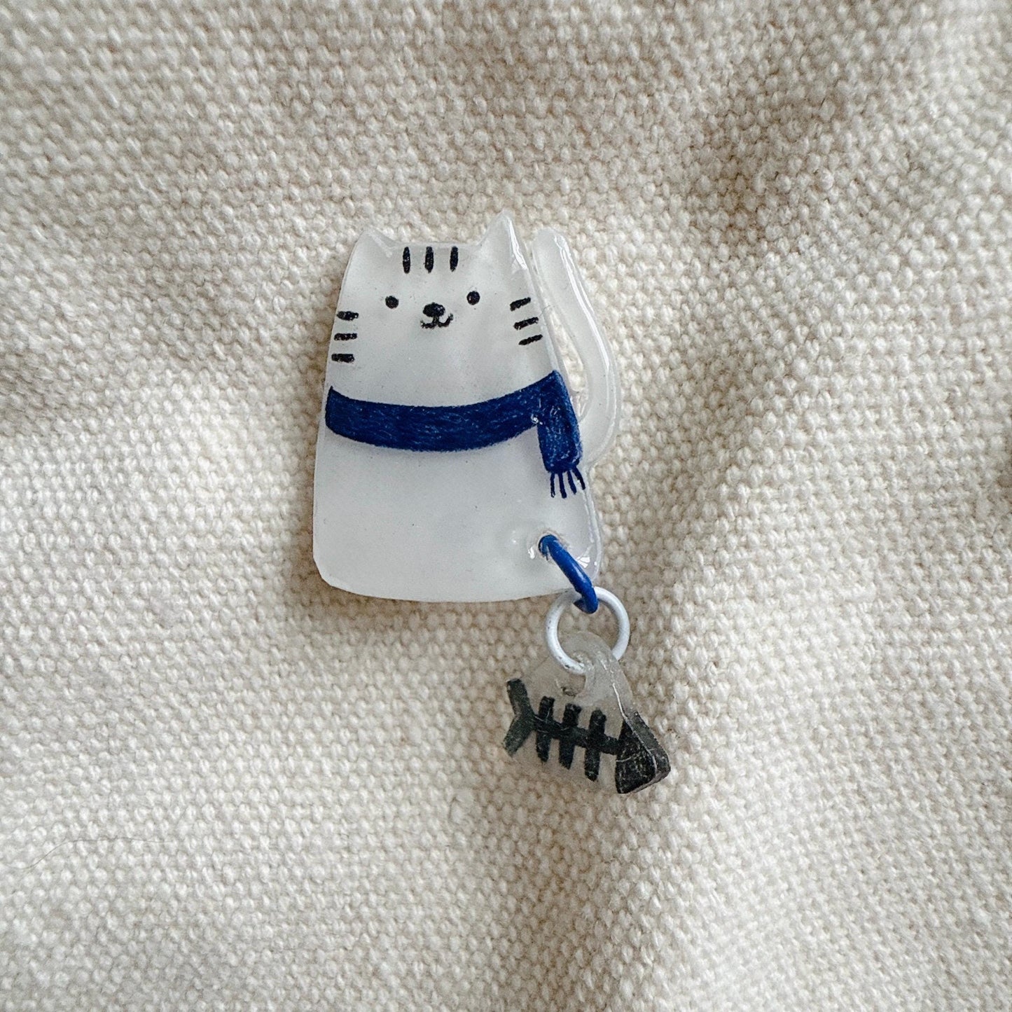 Cat pin